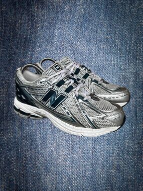 New Balance 1906R sneakers // Boys size 6.5 // Women’s 8
